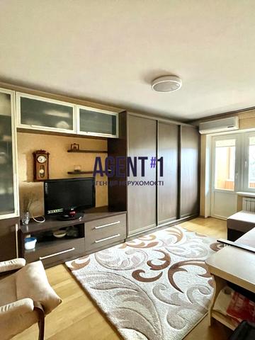 Миколи Ушакова вул., 8