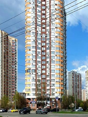 Анни Ахматової вул., 32/18