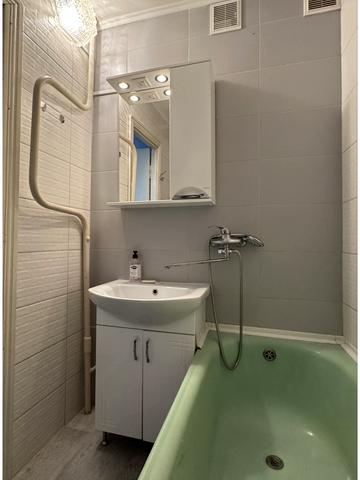 Андрія Мельника вул., 8