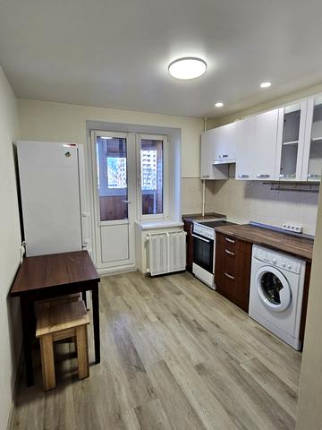 Стадіонна вул., 6