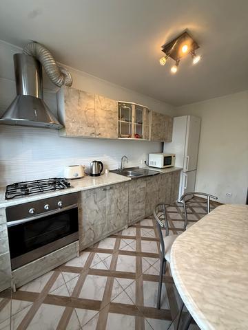 Євгена Патона вул., 9