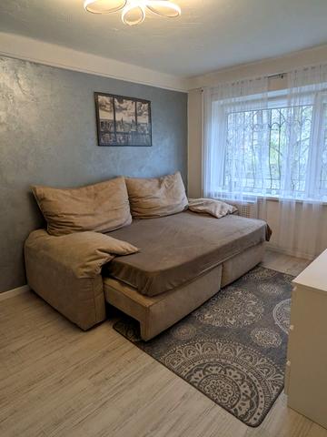 Братиславська вул., 18