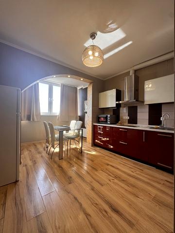 Валерія Лобановського просп. (Червонозоряний), 4-Ж