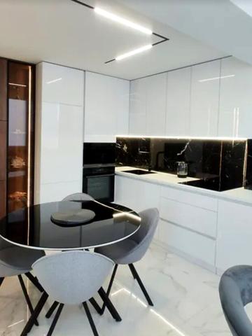 Героїв Євромайдану пл., 9