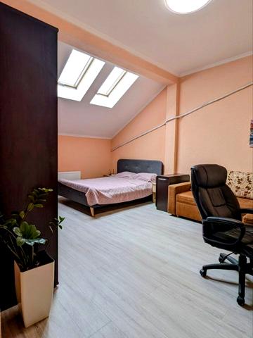 Володимира Вернадського вул., 42