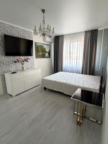 Анни Ахматової вул., 37