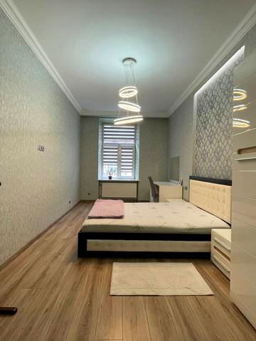 Академіка Володимира Гнатюка вул. (), 17