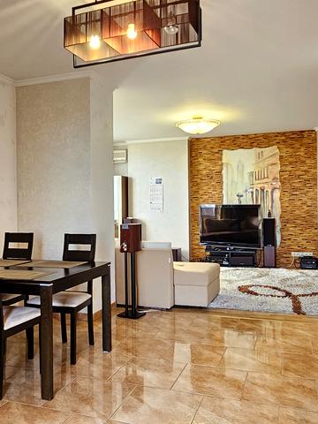 Дніпровська набережна вул., 1