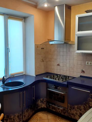 Будівельників вул., 1