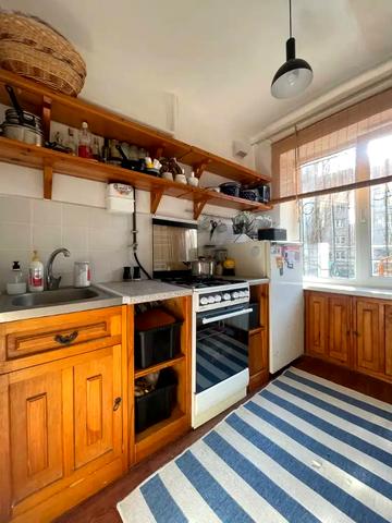 Космонавтів вул., 20