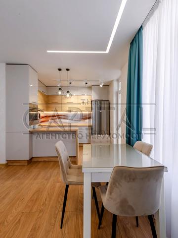 Любомира Гузара просп. (Космонавта Комарова), 11