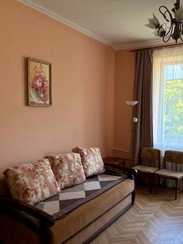 Квітнева вул., 1