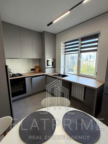 Хорольська вул., 8/4