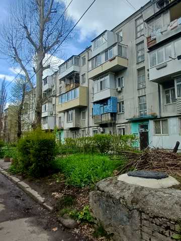 Космонавтів вул., 3