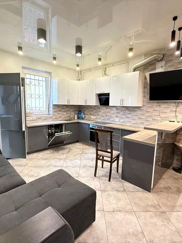 Корсунська вул., 4