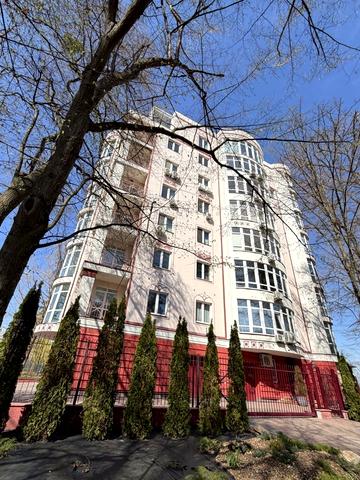 Академіка Лебедєва вул., 1