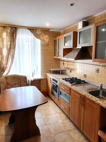 Богдана Хмельницького бульв., 12б