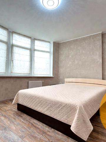 Анни Ахматової вул., 22