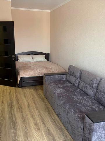 Яблунева вул., 15