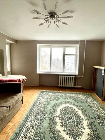 Космонавтів вул., 152