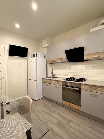 Академіка Амосова вул., 12