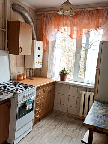 Космонавтів вул., 4