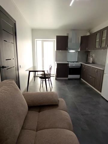 Поліська вул., 8