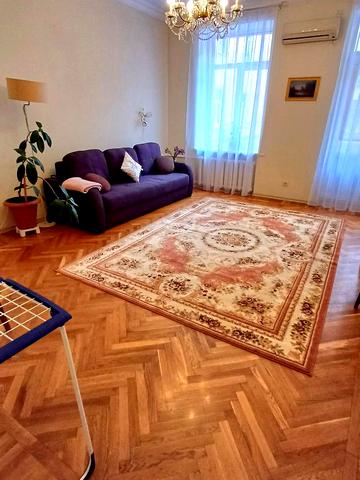 Інститутська вул., 24/7