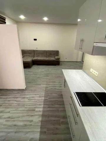 Лабораторна вул., (Будинок)