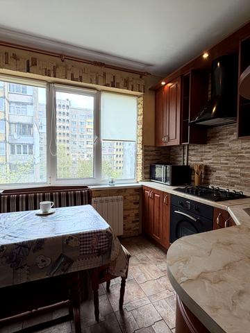 Георгія Гонгадзе просп. (Радянської України), 18