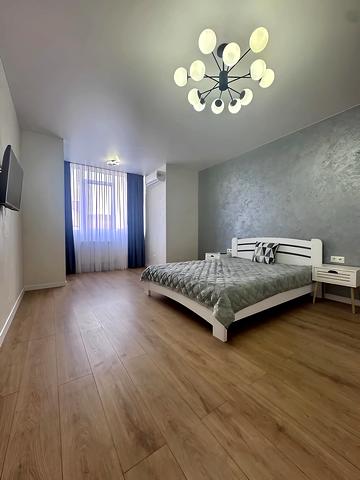 Пасічна вул., 8