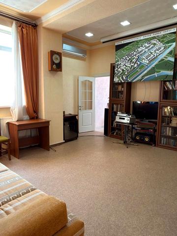 Театральна вул., 5