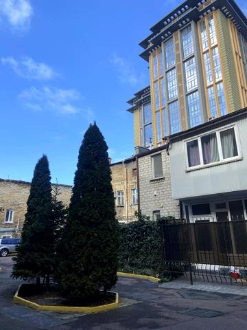 Вячеслава Чорновола вул., 8