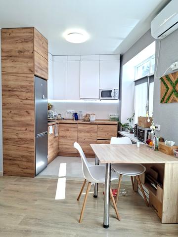 Радистів вул., (Будинок)