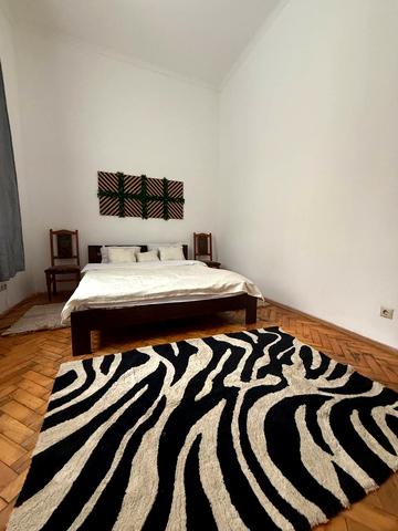 Театральна вул., 8