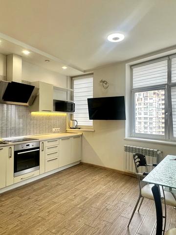 Анни Ахматової вул., 22