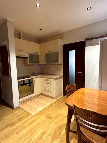 Макіївська вул., 8