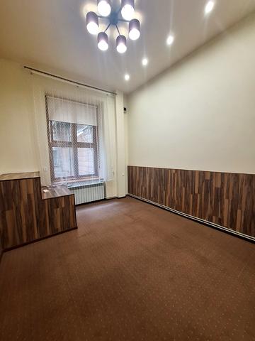 Академіка Володимира Гнатюка вул. (), 24