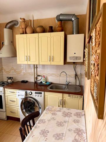 Вячеслава Чорновола вул., 6