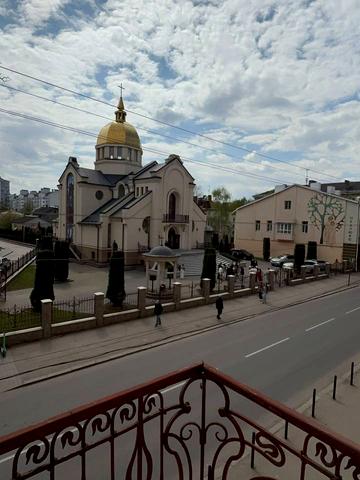 Чорновола вул., 52