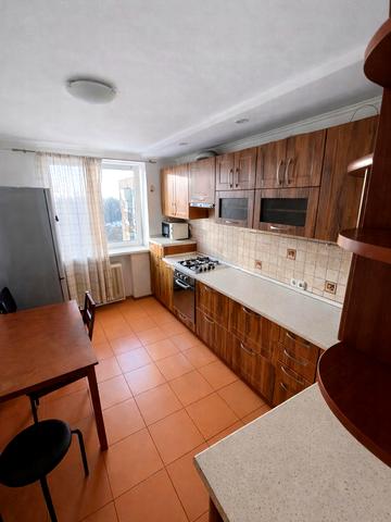 Небесної Сотні просп. (Маршала Жукова), 18