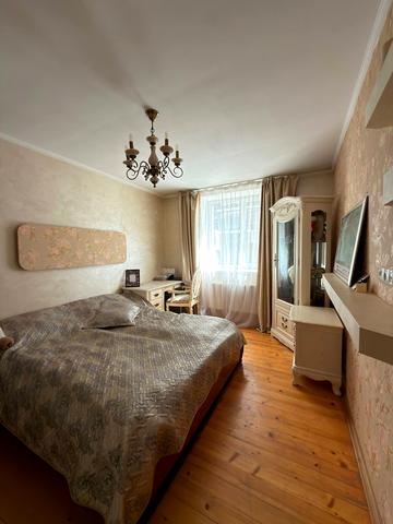 Хотинська вул., 12