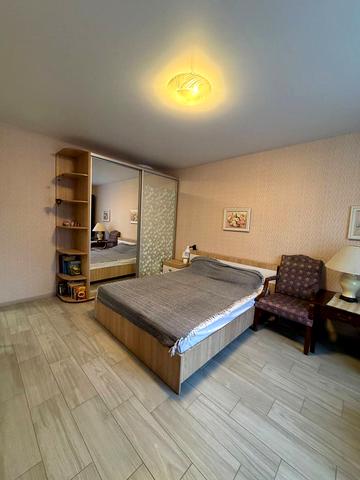 Радистів вул., 30