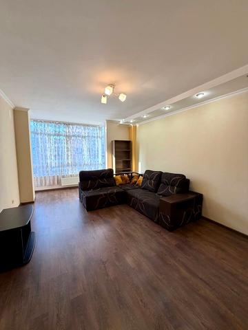 Гетьмана Івана Мазепи вул. (Топольна), 1