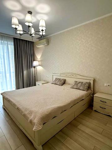 Валерія Лобановського вул., 28