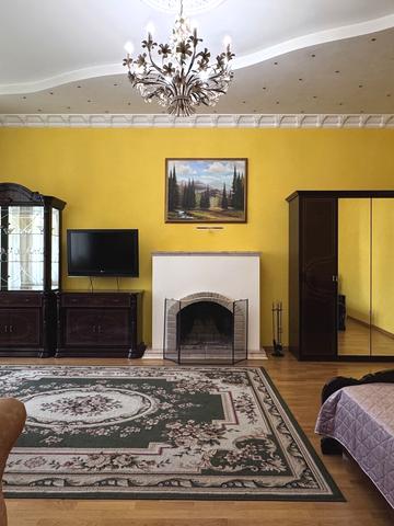 Тарасівська вул., 38