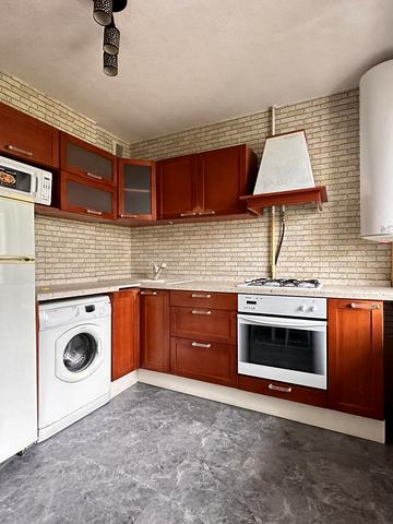 Оболонська пл. (Дружби Народів СРСР), 5