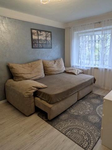 Братиславська вул., 18