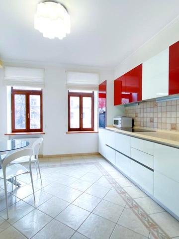 Богдана Хмельницького вул., 80