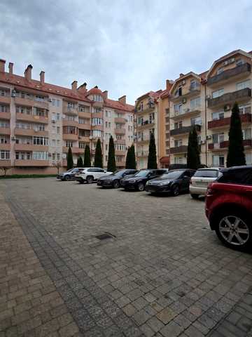 Олександра Хіри вул., 9